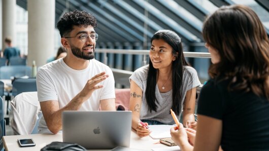 Drei Studierende im Gespräch