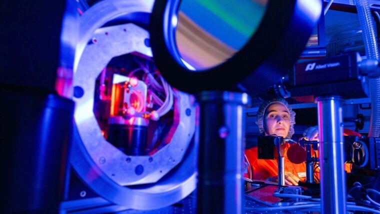 Eine Forscherin bereitet am Verstärker des POLARIS-Lasersystems ein Experiment vor.