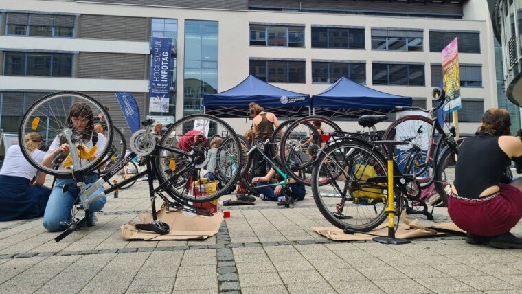 Students work on their bikes at the 2023 do-it-yourself repair-workshop