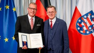 Prof. Dr. Andreas Tünnermann (l.) mit dem Bundesverdienstkreuz neben Ministerpräsident Bodo Ramelow.