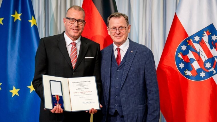 Prof. Dr. Andreas Tünnermann (l.) mit dem Bundesverdienstkreuz neben Ministerpräsident Bodo Ramelow.