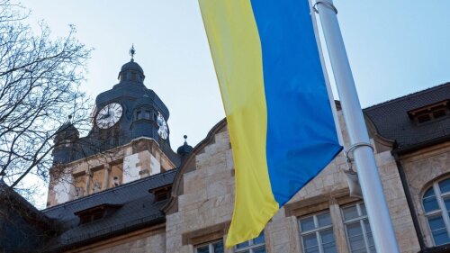 Eine Ukraine-Flagge vor dem Jenaer Universitätshauptgebäude.