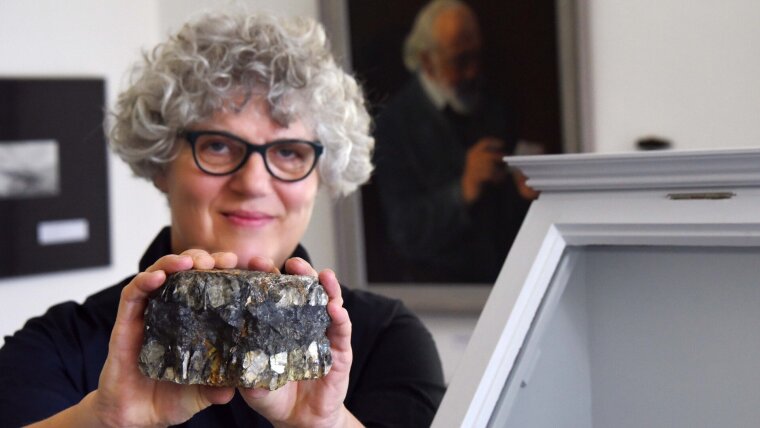 Dr Birgit Kreher-Hartmann presents zinnwaldite surrounded by wolframite.