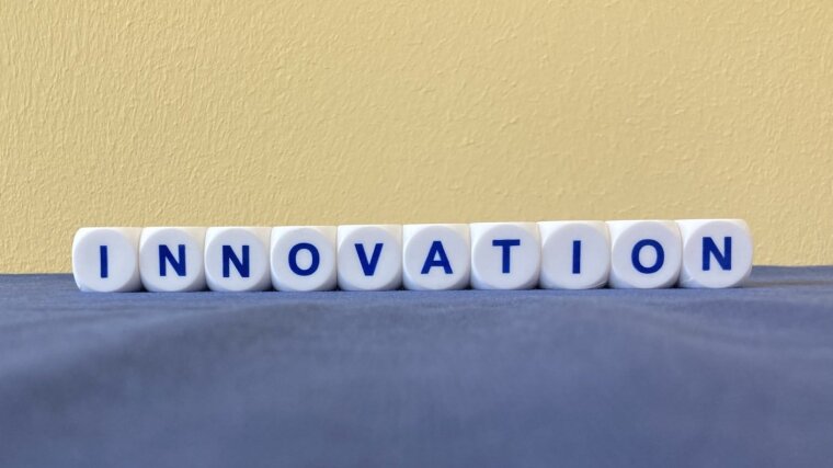 Buchstabenwürfel bilden das Wort "Innovation"