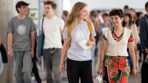 Junge Personen laufen durch das Foyer am Campus der Uni Jena