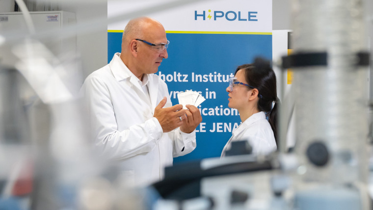 Founding director Prof. Ulrich S. Schubert, left, in conversation with doctoral student Öykü Simsek in a laboratory of the recently founded Helmholtz Institute for Polymers in Energy Applications HIPOLE Jena.