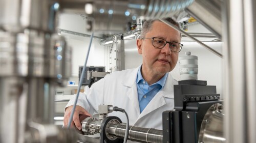 Prof. Dr Andrey Turchanin, shown here at the "Ultra High Vacuum Multiprobe System" in a laboratory at the Center for Energy and Environmental Chemistry (CEEC Jena II), is the spokesperson for the award-winning team.
