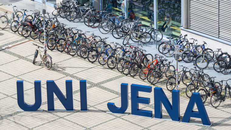 Blick auf die überdimensionalen Uni-Buchstaben am 03.04.2023 zu Beginn der Vorlesungszeit des Sommersemesters 2023 auf dem Campus am Ernst-Abbe-Platz an der Friedrich-Schiller-Universität Jena in Jena.
