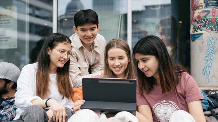 Uni-Boptschafter Tolybai mit Kommilitoninnen am Laptop