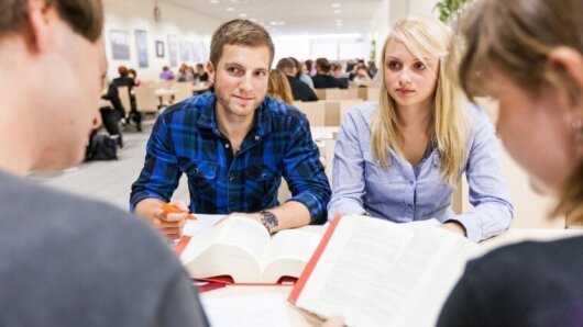 Studierende im Beratungsgespräch