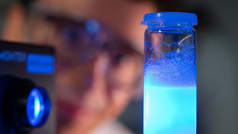 Dr. Jacob Schneidewind untersucht die Wasserspaltung mit blauen Licht.