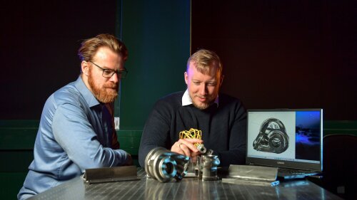 Juniorprofessor Dr. Christian Franke (l.) und Dr. Andreas Stark mit einem Versuchsaufbau aus einem Vorläuferprojekt. Die darin gewonnene Expertise fließt in "3D-Vens" ein.