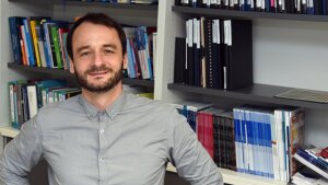 Der Kommunikations- und Medienpsychologe Prof. Dr. Tobias Rothmund ist Mitherausgeber der neuen Publikation.