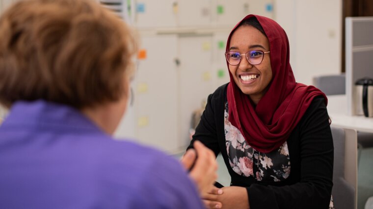 Eine Studentin lässt sich im Internationalen Büro beraten