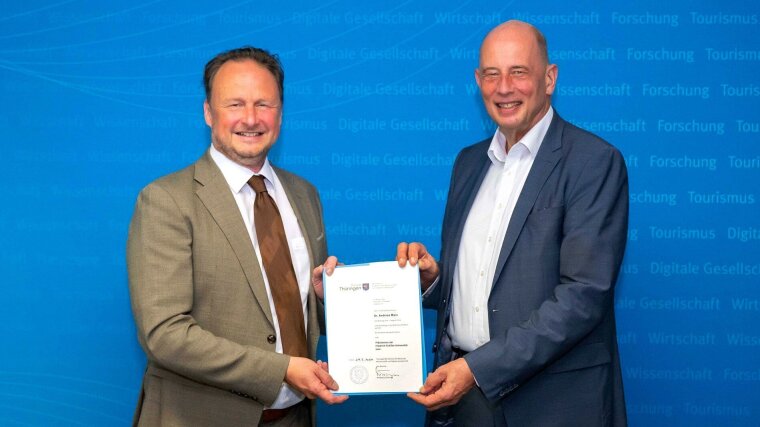 Prof. Dr Andreas Marx (l.) receives the certificate of appointment from the hands of Science Minister Wolfgang Tiefensee.