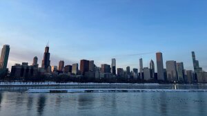 Der Winter in Chicago kann echt kalt werden. Bei bis zu -24 Grad Celsius sind nicht nur der Lake Michigan und der Chicago River gefroren, sondern auch die Ausatemluft im Gesicht.