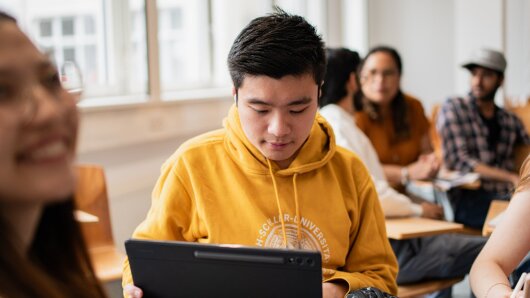 Ein Student am Laptop im Seminarraum