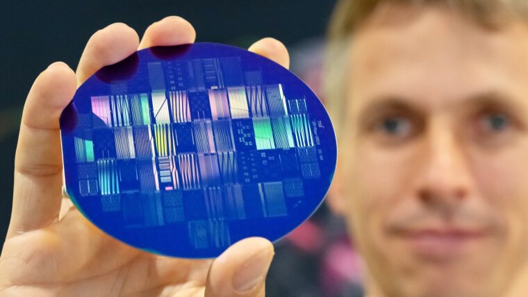 Wafer mit photonischen Schaltkreisen, wie sie im Innovationszentrum entwickelt werden.