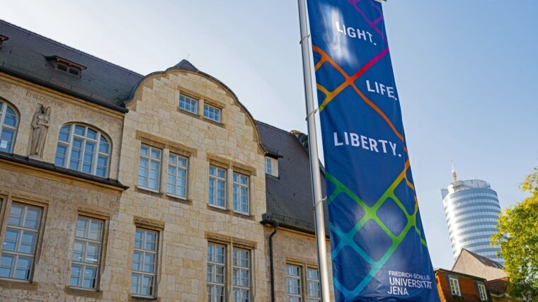 Eine Fahne mit dem Slogan "Light, Life, Liberty" am Universitätshauptgebäude.