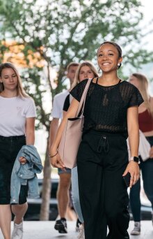 Studentin auf dem Campus