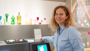 Kunsthistorikerin Prof. Dr. Juliane von Fircks in der neuen Glas-Ausstellung.