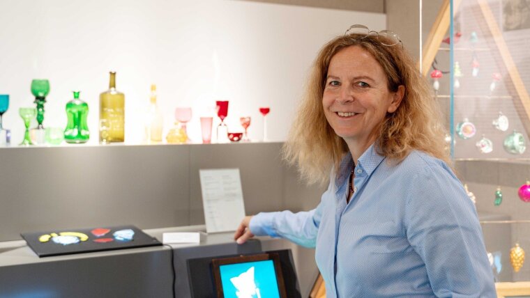 Kunsthistorikerin Prof. Dr. Juliane von Fircks in der neuen Glas-Ausstellung.