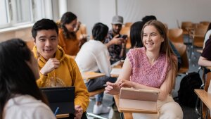 Studierende unterhalten sich im Hörsaal