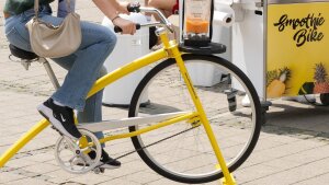 Studentin auf Smoothie-Fahrradmodell