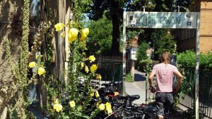 Fahrräder stehen vor dem Café Grünowski