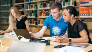 Studierende arbeiten an einem Tisch in der Thulb