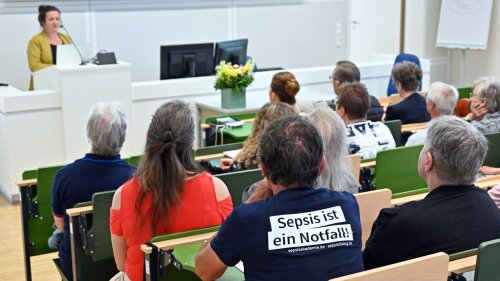 Das Abschlusstreffen zur Studie über die Mitteldeutsche Sepsis-Kohorte mit etwa 50 Teilnehmenden, Angehörigen und dem Studienteam am Klinikum (am Pult Erstautorin Carolin Fleischmann-Struzek).