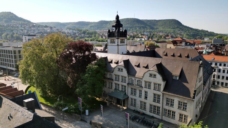 Das Hauptgebäude der Universität Jena, die sich im aktuellen THE-Ranking auf Platz 21 der deutschen Universitäten verbessert hat.