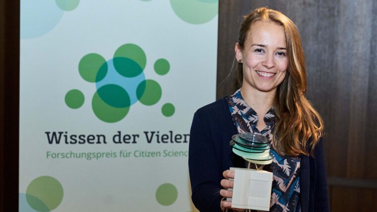 Julia von Gönner with the ‘Knowledge of the Many’ research prize for citizen science.