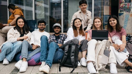 Internationale Studierende auf dem Campus.