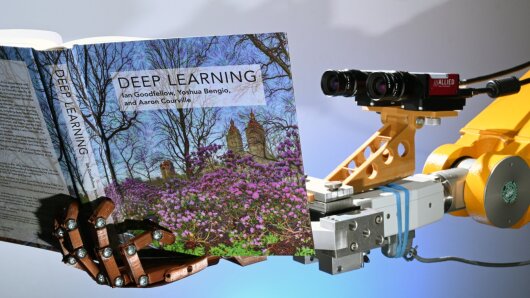 Ein Roboter am Lehrstuhl für Digitale Bildverarbeitung an der Fakultät für Mathematik und Informatik der Universität hält ein Buch in der künstlichen Hand