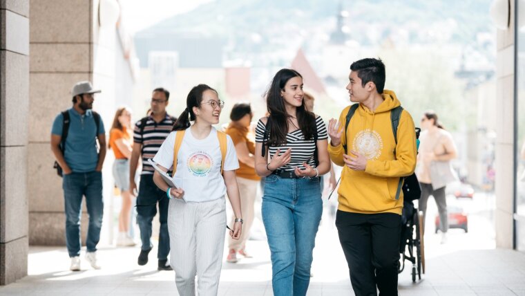 Eine Gruppe internationale Studierende auf dem Weg zum Ernst-Abbe-Campus