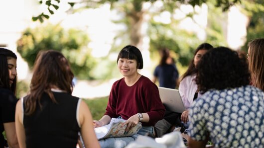 Einne Gruppe Studierender lernt im Park