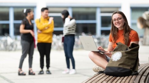 Studentin auf dem Campus