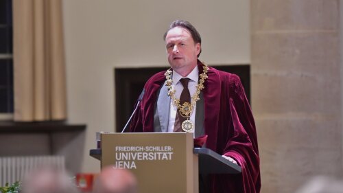 Uni-Präsident Prof. Dr. Andreas Marx bei seiner Festansprache während der feierlichen Investitur.