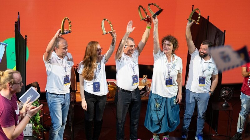 Platzhalterbild — Team Iasi jubelt nach Gewinn des EC2U Science Contest 2024