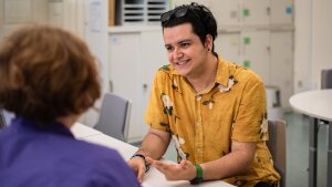 Ein Student lässt sich im Internationalen Büro beraten