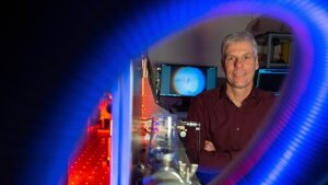 Prof. Dr Carsten Ronning in an experimental setup for a photoluminescence experiment.