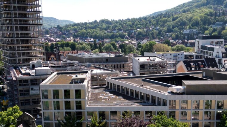 Blick vom Universitätshauptgebäude der Friedrich-Schiller-Universität Jena in Jena auf die Baustelle des neuen Campus Inselplatz