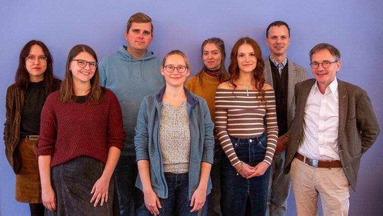 Porträt des Organisationsteam des Studierendenkongresses Imagine!: v. l. n. r. Emily Berger, Fiona Schierz, Max Wäldrich, Dr. Claudia Schroth, Sophie Blasig, Marie Moser, Dr. Tobias Schwessinger, Prof. Dr. Stefan Matuschek