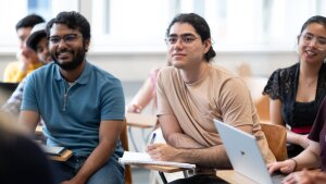 Zwei internationale Studenten im Seminarraum