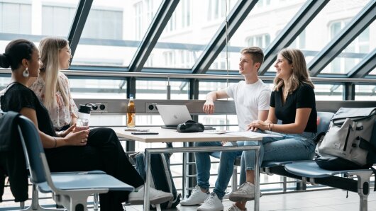 Studierende sitzen in einem Arbeitsraum in der ThULB