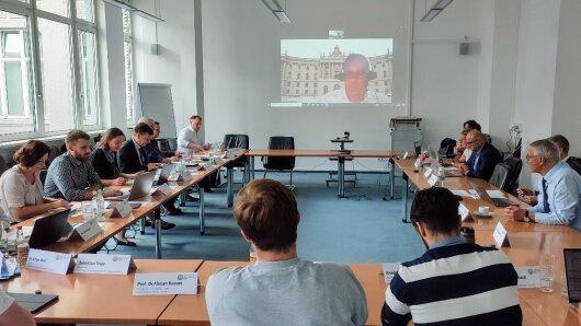 Impression aus den Vor-Ort-Gesprächen im Fakultätssitzungszimmer der Rechtwissenschaftlichen Fakultät