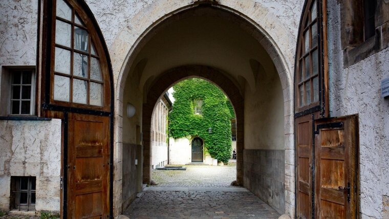 offenes Tor Universitätshauptgebäude