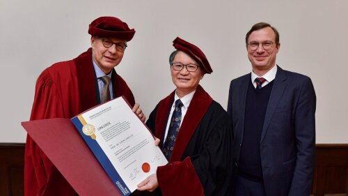 Dekan Christoph Ohler (l.) und Laudator Matthias Knauff (r.) mit dem neuen Ehrendoktor Chien-Liang Lee.