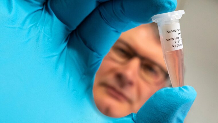 Dr David Kaiser holds a nasal swab sample, which is examined for biomarkers using the developed sensor.